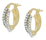 Orecchini doppi a cerchio in oro giallo con due file di cristalli bianchi su sfondo bianco