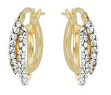 Orecchini doppi a cerchio in oro giallo con due file di cristalli bianchi su sfondo bianco