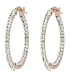 Orecchini a cerchio in oro rosa con swarovski bianchi dentro e fuori su sfondo bianco