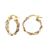 Orecchini a cerchio a treccia in oro tre colori bianco rosa e giallo su sfondo bianco