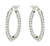 Orecchini a cerchio in oro bianco con swarovski bianchi dentro e fuori su sfondo bianco
