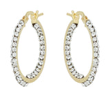 Orecchini a cerchio in oro giallo con swarovski bianchi dentro e fuori su sfondo bianco