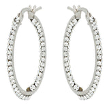 Orecchini a cerchio in oro bianco con swarovski bianchi dentro e fuori su sfondo bianco