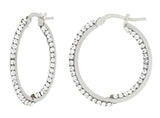 Orecchini a cerchio in oro bianco con swarovski bianchi dentro e fuori su sfondo bianco