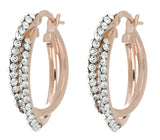 Orecchini doppi a cerchio in oro rosa con due file di cristalli bianchi su sfondo bianco