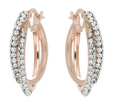 Orecchini doppi a cerchio in oro rosa con due file di cristalli bianchi su sfondo bianco