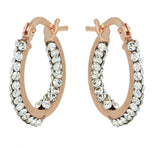Orecchini a cerchio in oro rosa con swarovski bianchi dentro e fuori su sfondo bianco