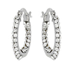 Orecchini a cerchio in oro bianco con swarovski bianchi dentro e fuori su sfondo bianco