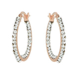 Orecchini a cerchio in oro rosa con swarovski bianchi dentro e fuori su sfondo bianco