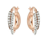 Orecchini doppi a cerchio in oro rosa con due file di cristalli bianchi su sfondo bianco