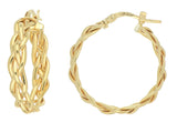 Orecchini a cerchio a treccia in oro giallo su sfondo bianco