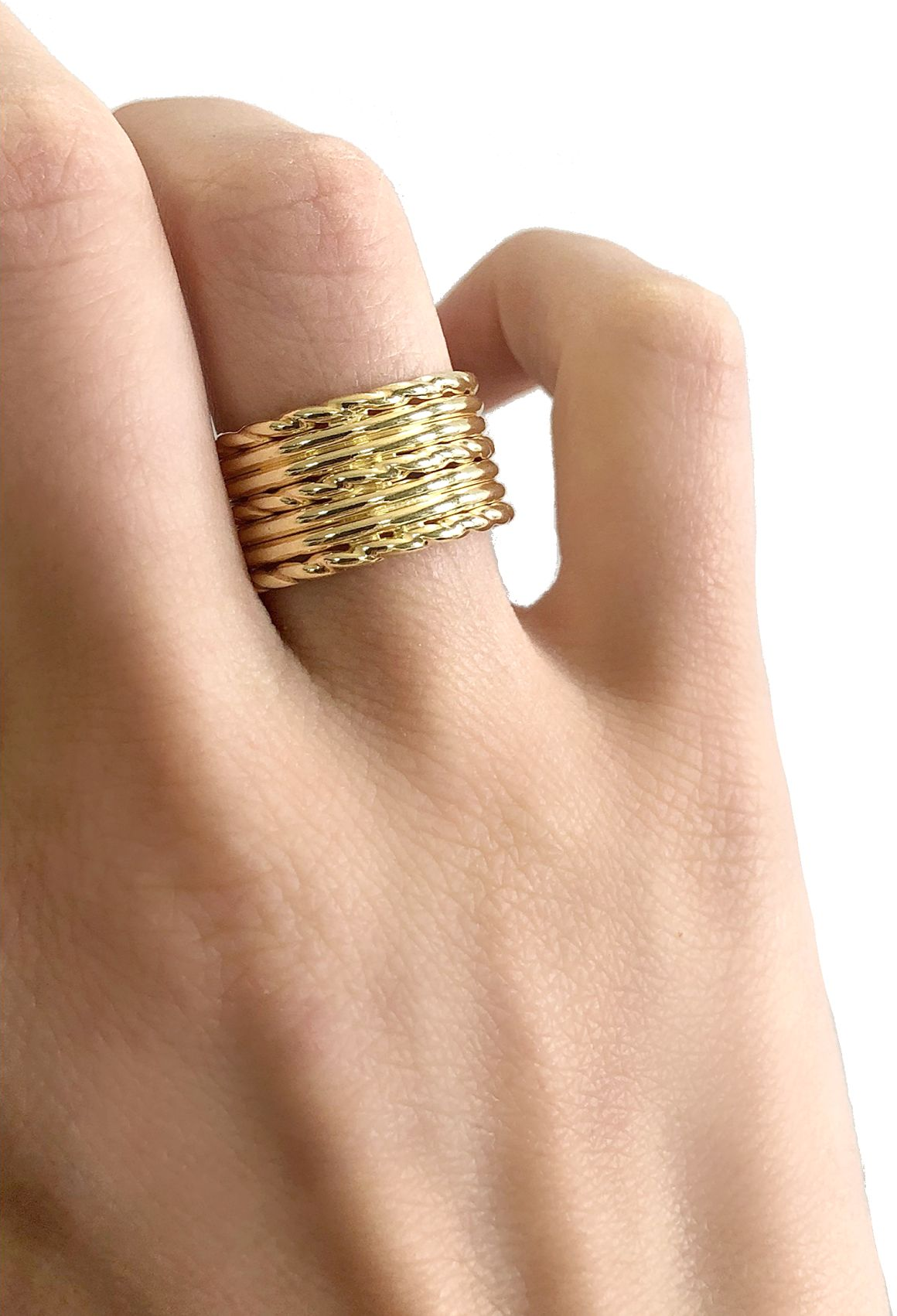 Anello multifila in oro giallo indossato in una mano a sfondo bianco